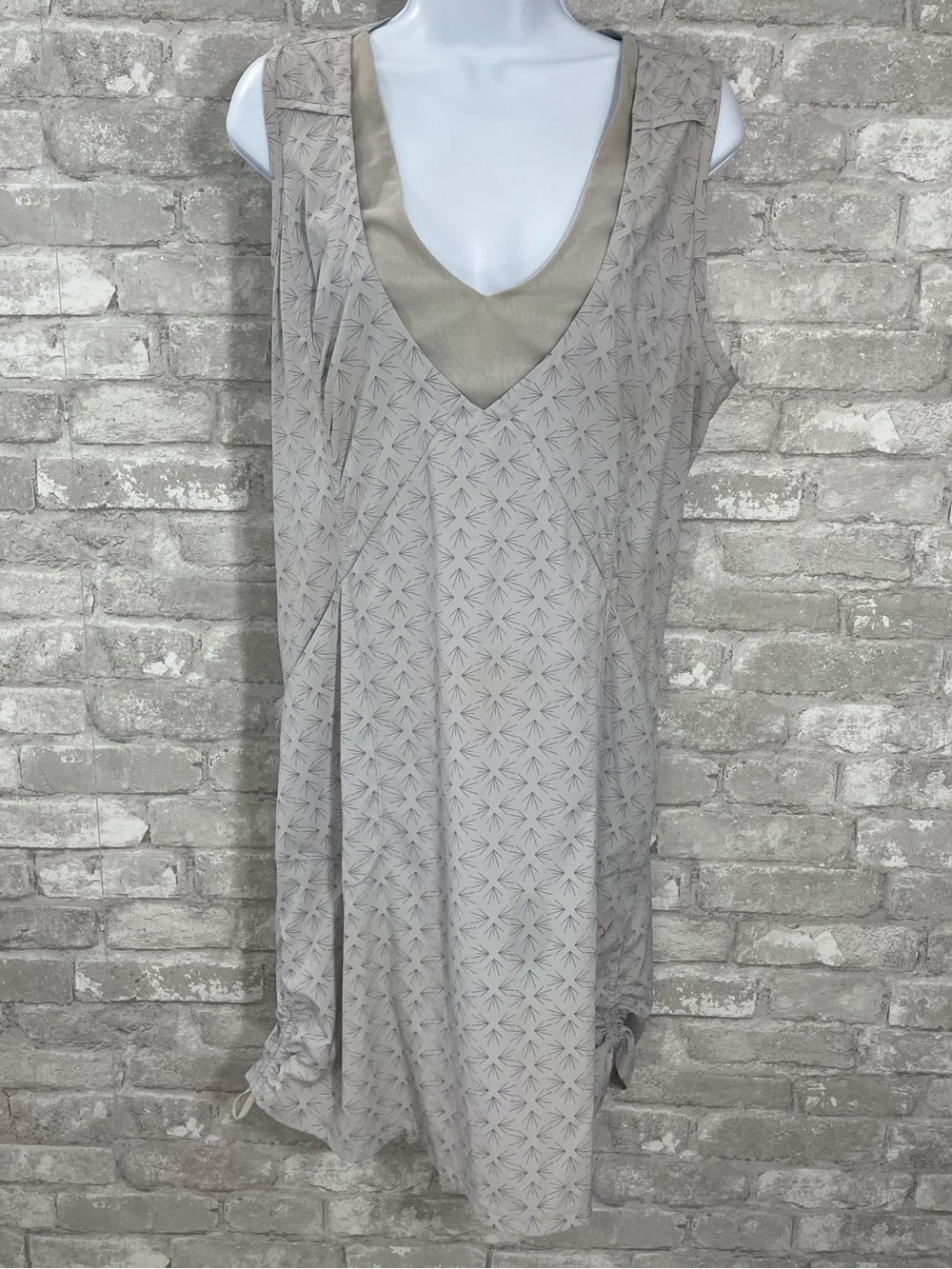 INDYEVA Liike Sleeveless V-Neck Midi Dress in GreyGeometric Print